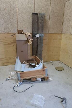 Div. paller, afspærringsstolper, pallebur m.m.