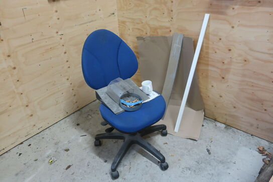 Div. paller, kontorstol, ildslukkere m.m.