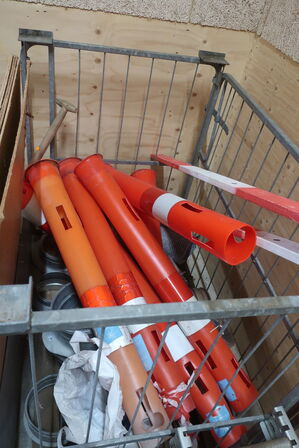 Div. paller, afspærringsstolper, pallebur m.m.