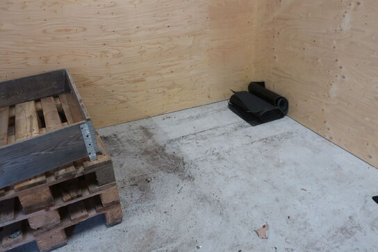 Div. paller, afspærringsstolper, pallebur m.m.