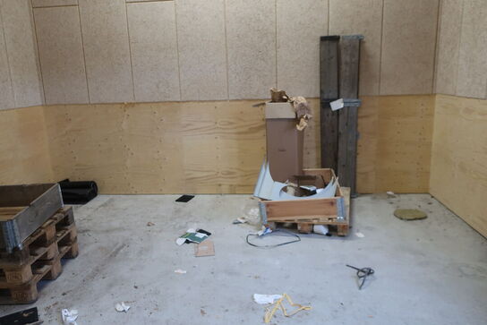 Div. paller, afspærringsstolper, pallebur m.m.