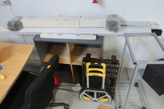 Div. kontorstole, skrivebord, reol, sækkevogn STANLEY m.m.