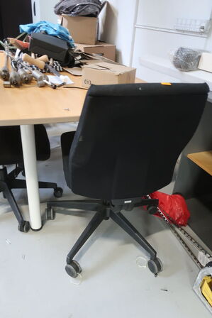 Div. kontorstole, skrivebord, reol, sækkevogn STANLEY m.m.