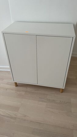 Skab  excl. Indhold  + 2 Metal hylder