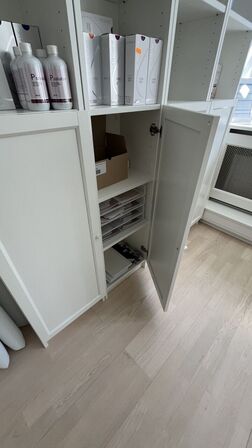 2 Stk. Reol  med låger excl. Indhold