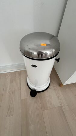 Papirhåndklædedispenser TORK + Affaldsspand VIPP