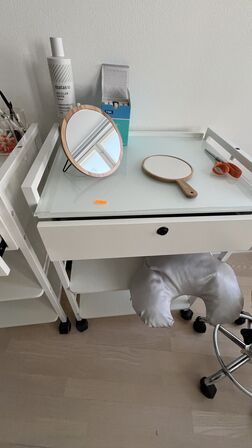 Stol på hjul + 2 Stk. Rulleborde m. indhold
