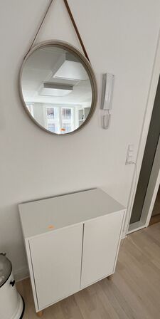 Skab excl. Indhold + Rundt Spejl