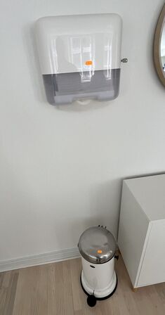 Papirhåndklædedispenser TORK + Affaldsspand VIPP