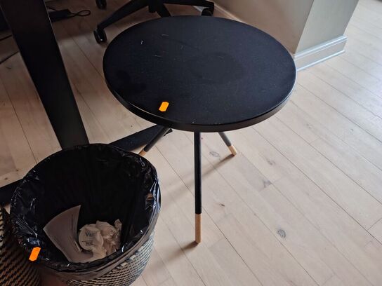 Fire spande/potteskjulere samt et lille metalbord