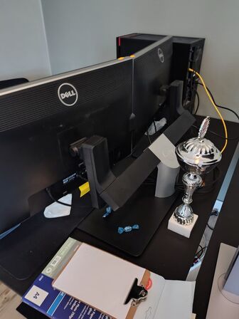 To Dell skærme på stativ