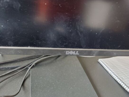 To Dell skærme på stativ