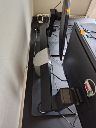 To Dell skærme på stativ