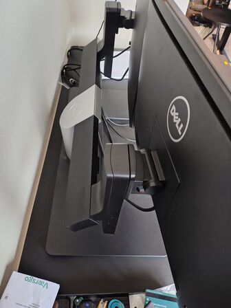 To Dell skærme på stativ