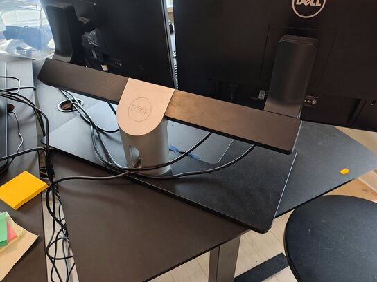 To Dell skærme på stativ