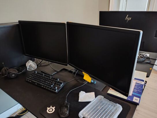 To Dell skærme på stativ