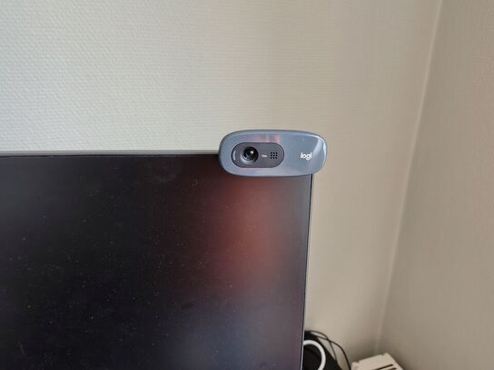 To Dell skærme på stativ