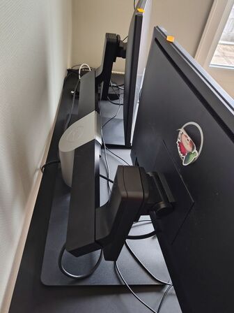 To Dell skærme på stativ