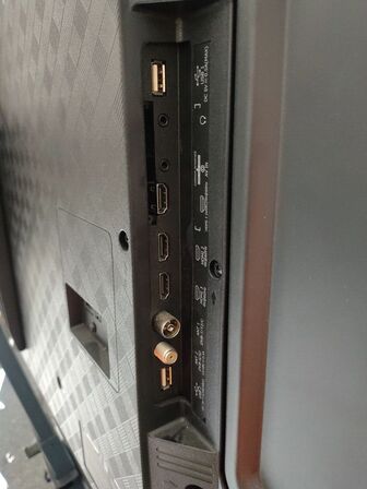 Hisense 65" på stativ