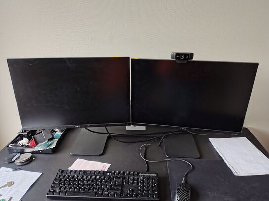To Dell skærme på stativ