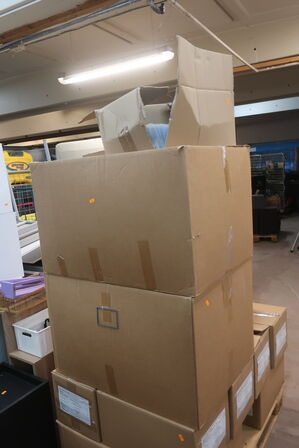 2 kasser med rammer, trykværktøj og magnetpapir 