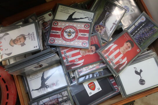 Kuffert med rammer og billeder