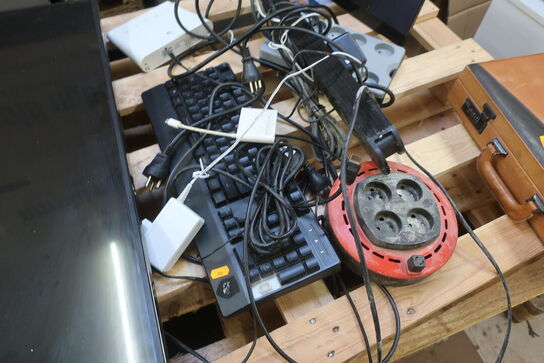 Skærm, tastatur, radio m.m.