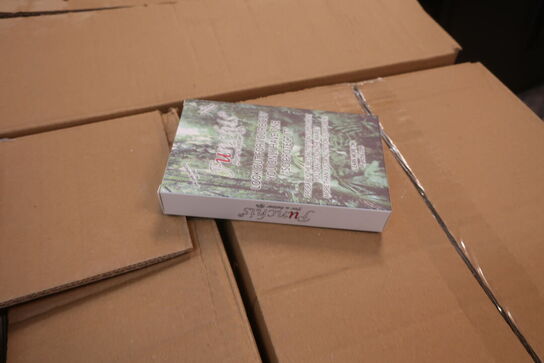 13 kasser med papbokse