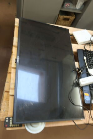 Skærm, tastatur, radio m.m.