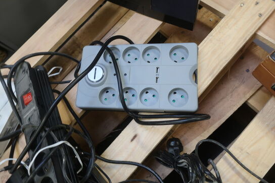 Skærm, tastatur, radio m.m.