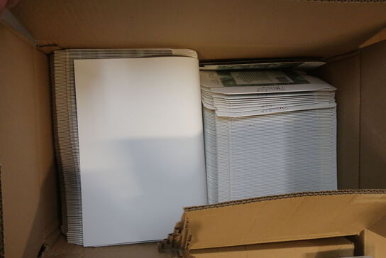 13 kasser med papbokse