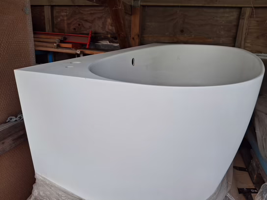 Strømberg Arden Back-To-Wall badekar 1580 x 860 mm - Mat hvidt. ARD1674-BTW