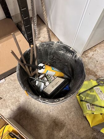 Indhold på reoler af diverse håndværktøj, sikkerhedsdragter mv.