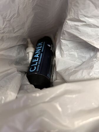 Indhold på reol af diverse kiler, fuge mv.