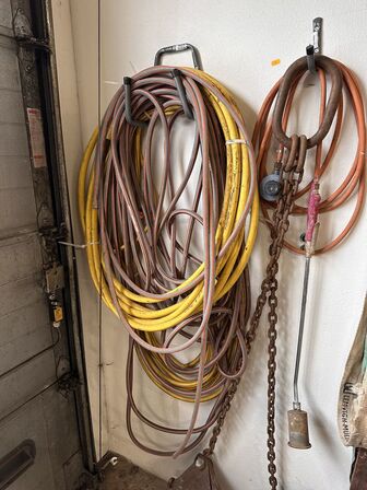 Indhold i hjørne af diverse stropper, slanger mv.