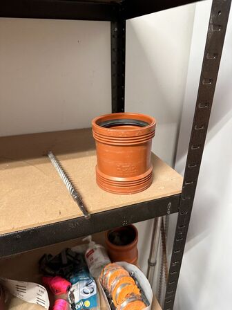 Indhold på reoler af diverse håndværktøj, sikkerhedsdragter mv.