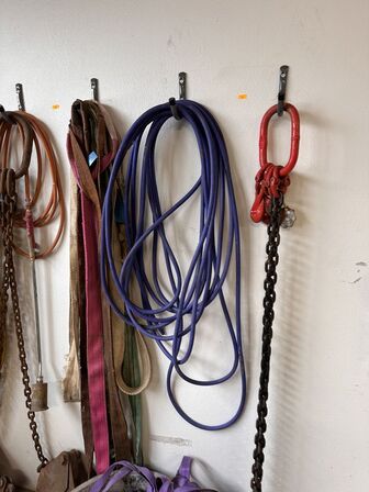 Indhold i hjørne af diverse stropper, slanger mv.