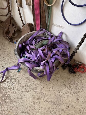 Indhold i hjørne af diverse stropper, slanger mv.