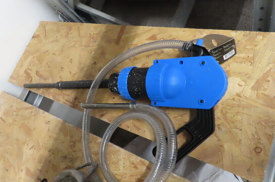 1 stk dykpumpe og en vægtstangspumpe