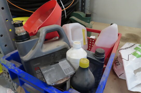 Indhold på reol af diverse dunke, pumper mv.