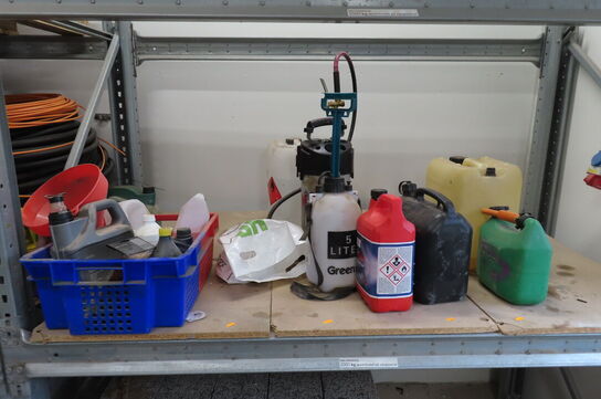 Indhold på reol af diverse dunke, pumper mv.