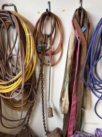 Indhold i hjørne af diverse stropper, slanger mv.