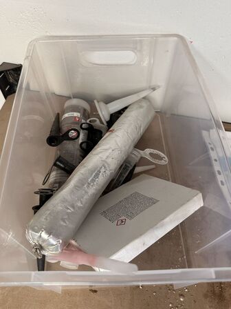 Indhold på reol af diverse kiler, fuge mv.