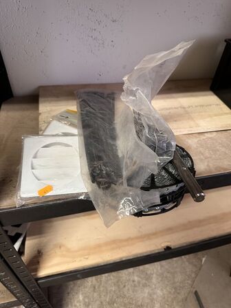 Indhold på reol af diverse spraydåser, fuge mv.