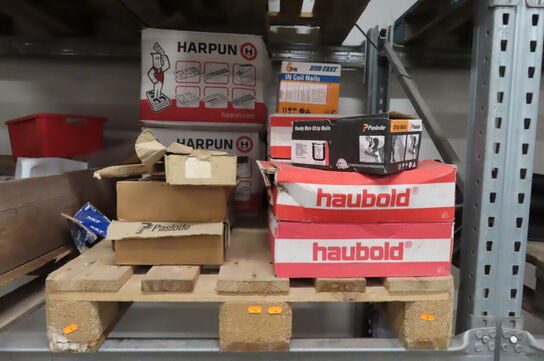 Palle med diverse søm til pistol mv.