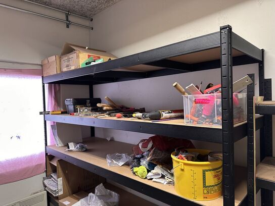 Indhold på reoler af diverse håndværktøj, sikkerhedsdragter mv.