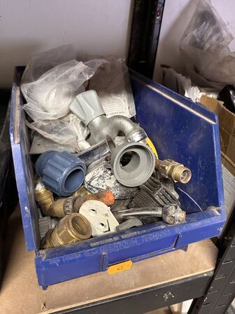 Indhold på reol af diverse kiler, fuge mv.