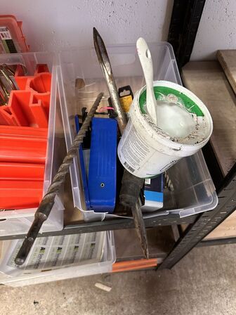 Indhold på reol af diverse kiler, fuge mv.