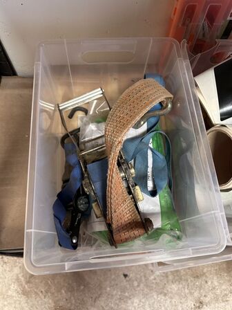 Indhold på reol af diverse kiler, fuge mv.