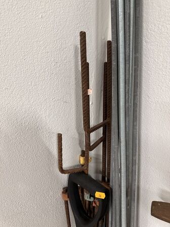 2 stk skovle, diverser gevindstænger mv.